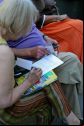 Une festivalière prépare son horaire